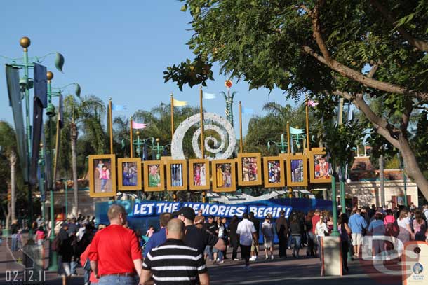 There is a new sign for the Memories campaign in the Esplanade.. it brings back memories of the old Disneyland sign.