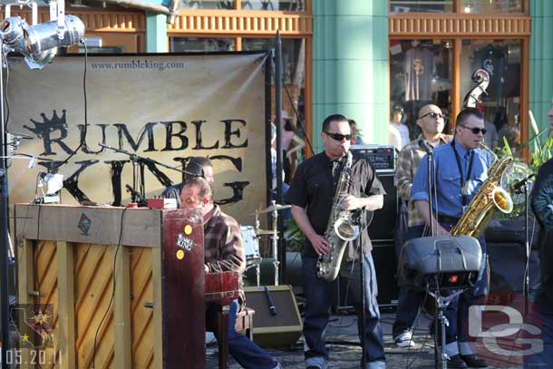 The Rumble Kings performing.