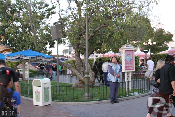 The Star Tours queue is mostly cleaned up now.