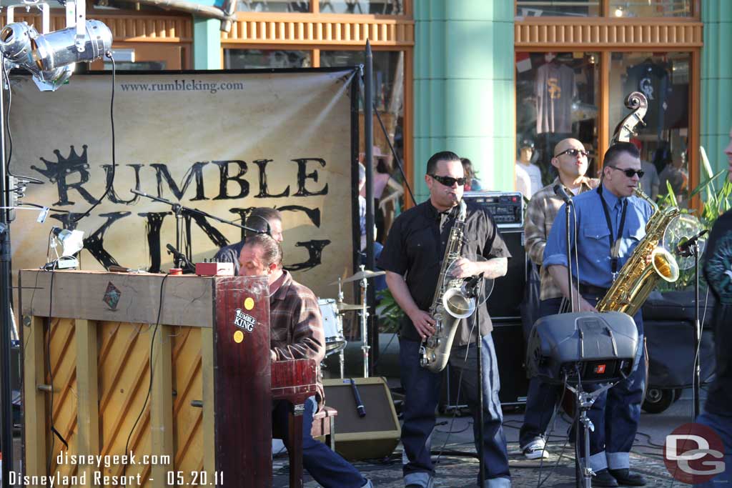 The Rumble Kings performing.