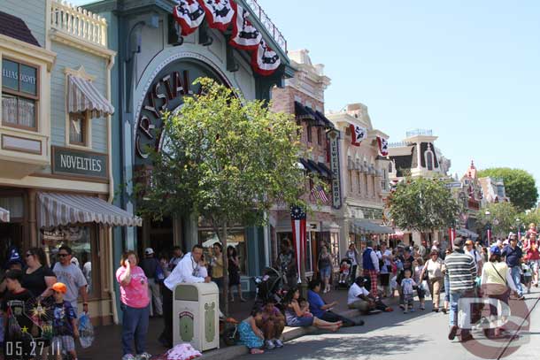 Guests already lining the street for the parade and it was only quarter to three so they had over an hour wait still.