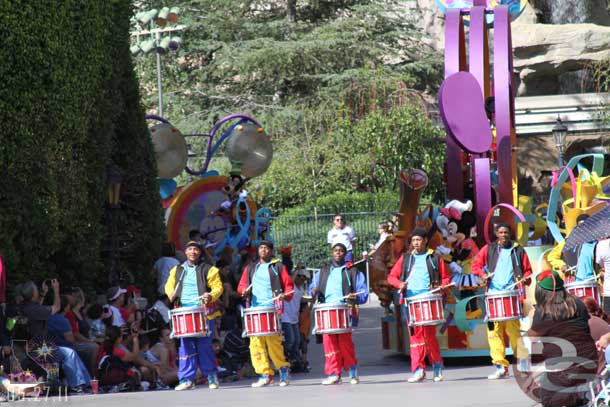 Time for the parade.  Again want to apologize in advance since I did both video and stills at the same time.