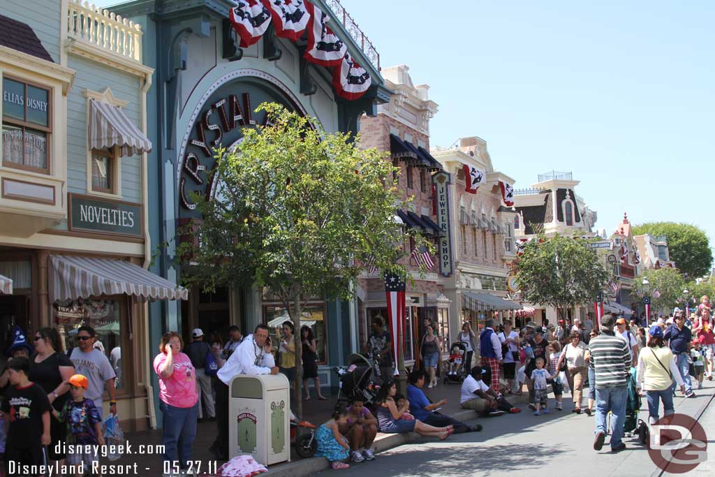 Guests already lining the street for the parade and it was only quarter to three so they had over an hour wait still.