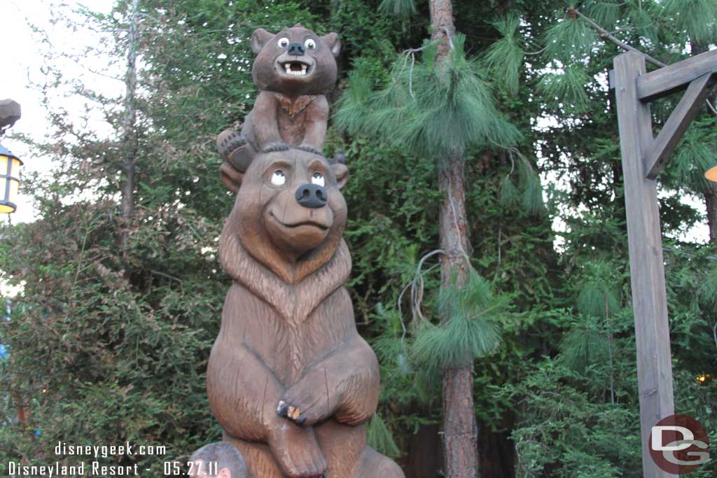 While walking by Redwood Creek overhead a CM tell a child not to play with the bears nails as they will break.