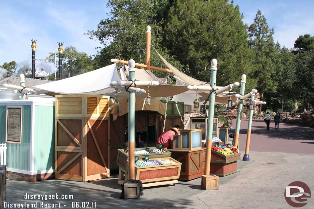 A clear shot of the new snack/drink location in Frontierland with no one around.