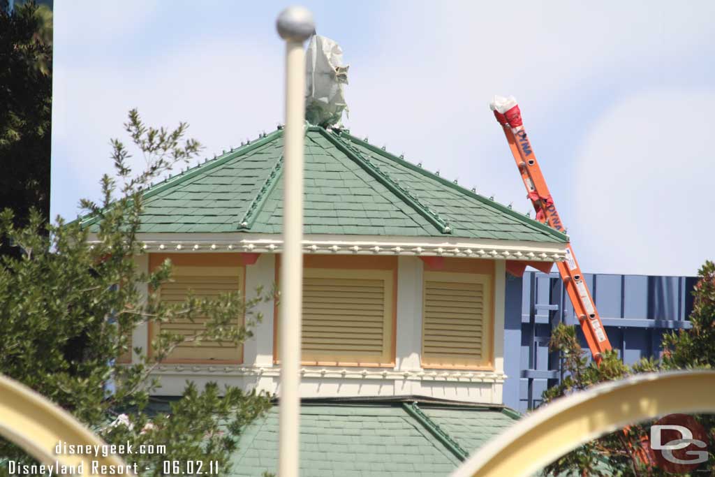 Looks like the lights are on the old PT Flea building now.