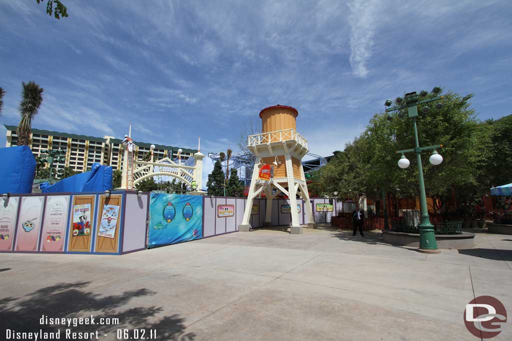 The walls have been pushed back to unveil the rest of the seating area and Goofys entrance/queue/fastpass area.