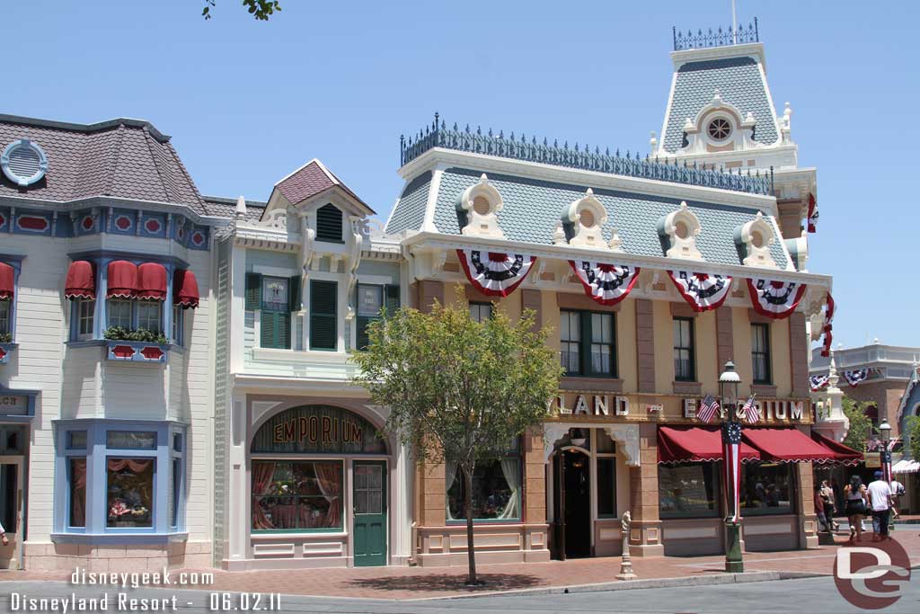 To close with a couple random Main Street shots.