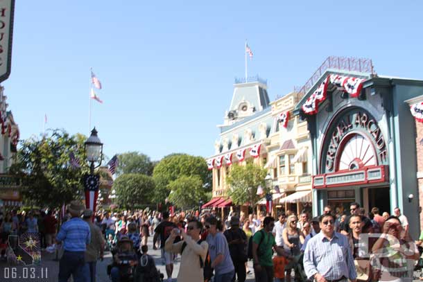 Tons of guests still coming in the park.