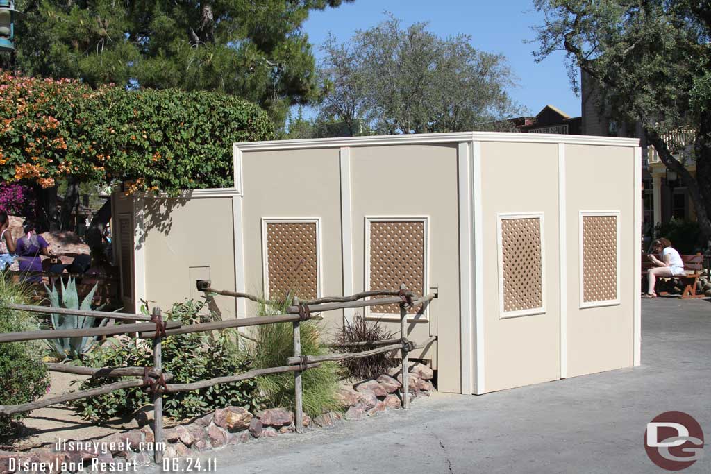 Some more walls around the old ODV location in Frontierland.