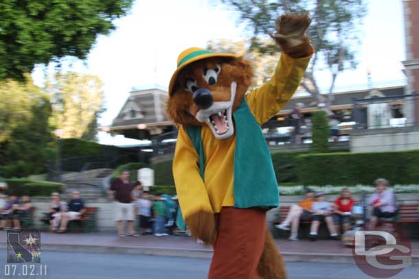 While waiting for the 7:15 Town Square set, Brer Fox was out and entertained us (also want to apologize for mangling the spelling in the tweet yesterday).