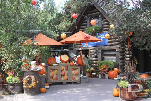 Stopped by the Halloween Round-up to see the latest pumpkin carvings.