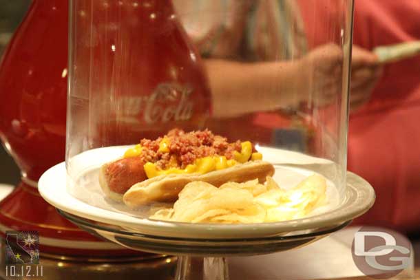 Main Street Refreshment Corner as the guide calls it had a Bacon mac and cheese hot dog.