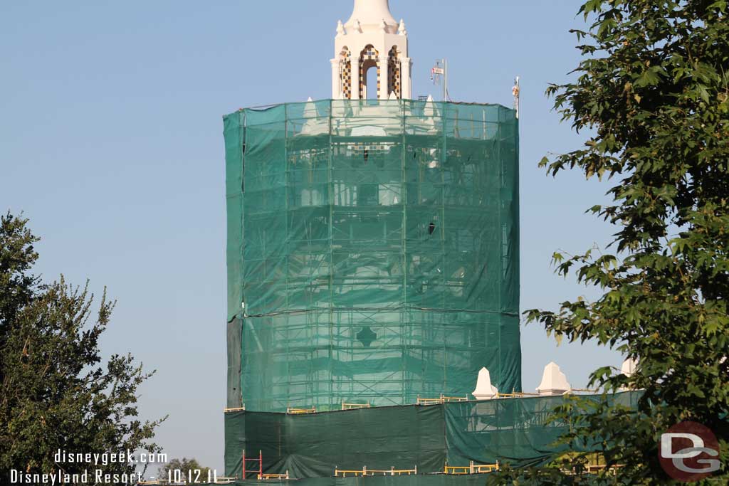 From this angle you can see the tower of the Carthay is moving along behind the wrap.