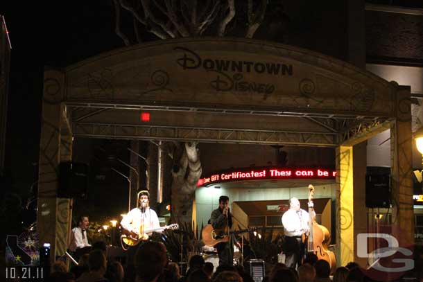 Elvis (Scot Bruce) was out in Downtown Disney due to Disneyland being closed, he will be in Tomorrowland Sat and Sun night.