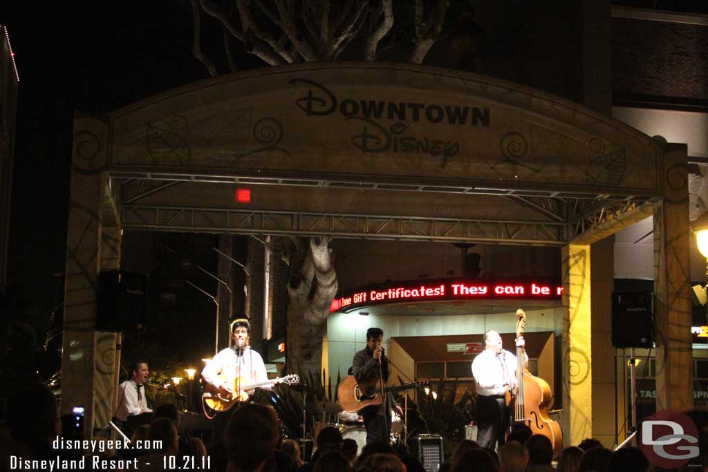 Elvis (Scot Bruce) was out in Downtown Disney due to Disneyland being closed, he will be in Tomorrowland Sat and Sun night.