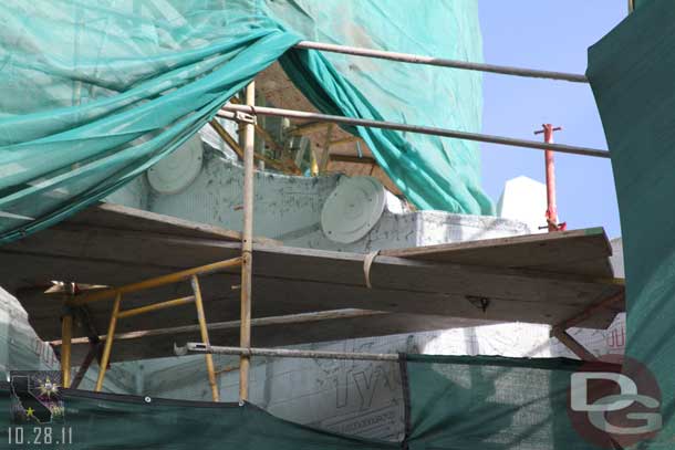 A loop through a hole in the tarp on the Carthay