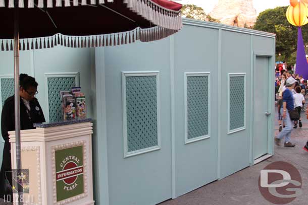 The wait board wall.. a small kiosk with a cast member is still out.