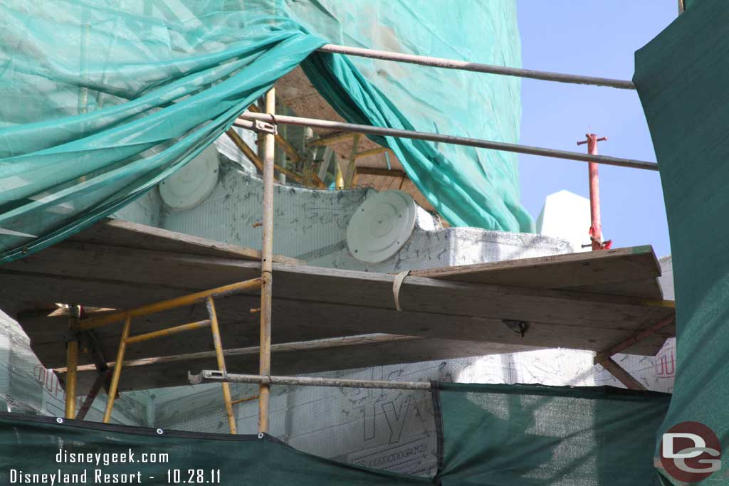 A loop through a hole in the tarp on the Carthay