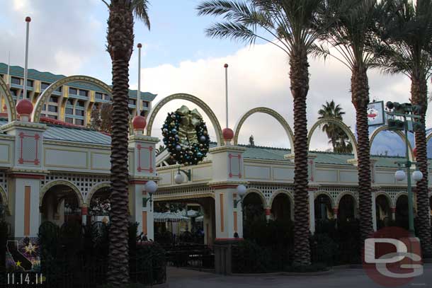 I did not catch these large wreaths on Friday.. maybe they were not there (or I just did not look up)