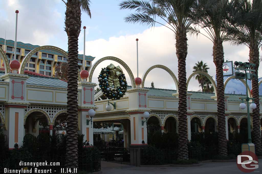 I did not catch these large wreaths on Friday.. maybe they were not there (or I just did not look up)