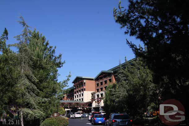 There was a long line of cars backed up at the entrance to the hotel.