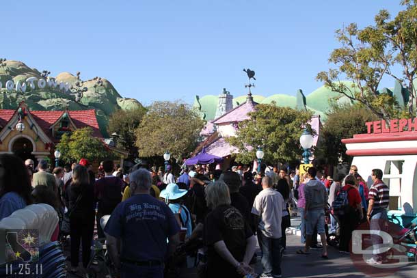 The line for Minnie... you can just barely make her out in her doorway.. the line stretched down and wrapped on the side of the house too.