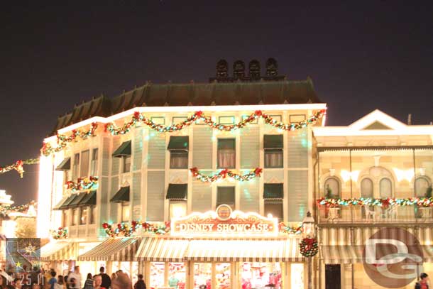 Notice up on the roof they have lights installed for the Candlelight already.  There were also other light stands up around Town Square.  The ceremony is next weekend.