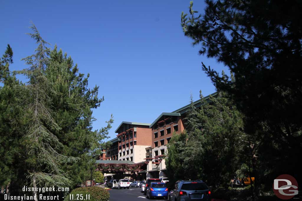 There was a long line of cars backed up at the entrance to the hotel.