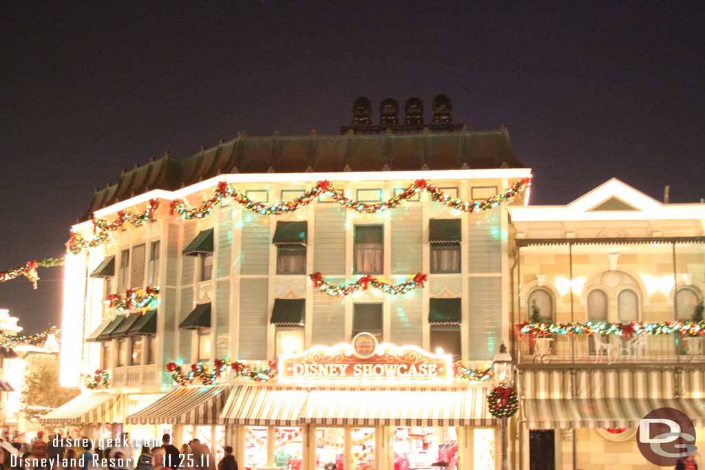 Notice up on the roof they have lights installed for the Candlelight already.  There were also other light stands up around Town Square.  The ceremony is next weekend.