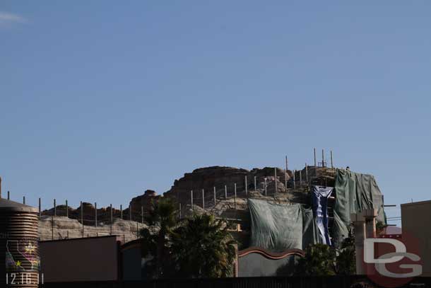 The last section of the back of the mountain range looks to be receiving its concrete.