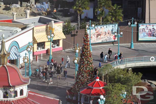 Here you can see how they were keeping the Christmas tree area clear still.  So no Santa pictures till the winds die down.