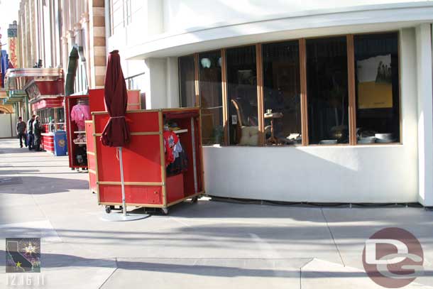 The gift shop has moved from the corner to on the Hollywood Blvd side.  Wonder if this was wind inspired or what?