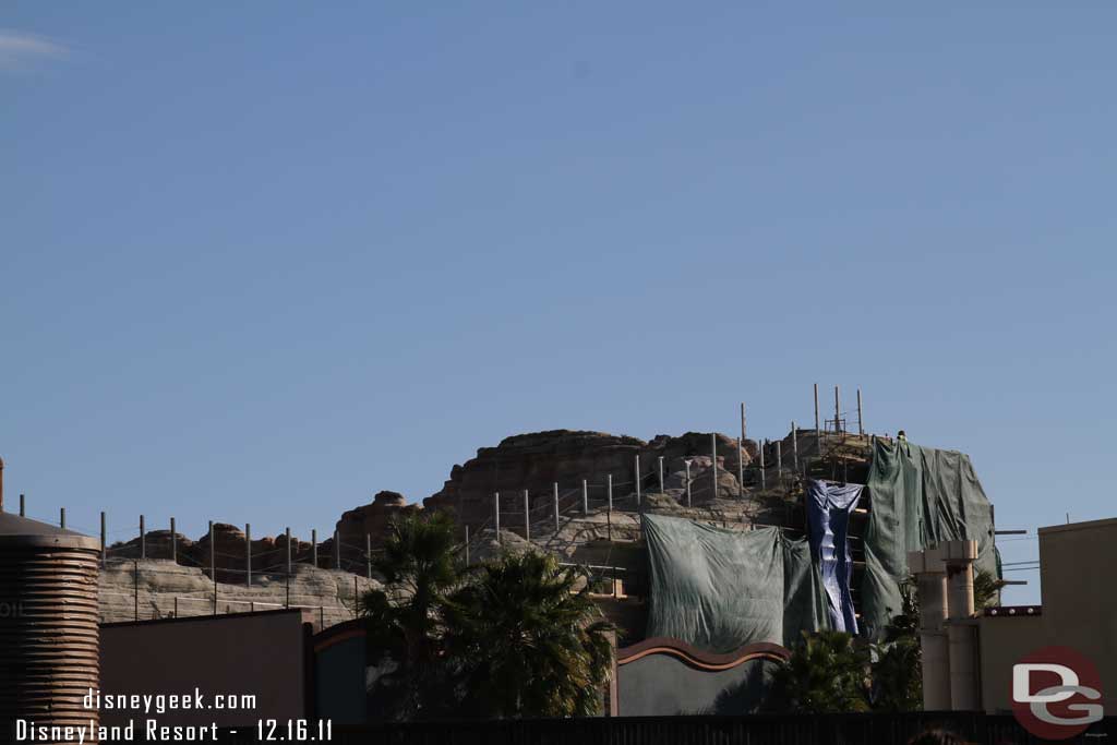 The last section of the back of the mountain range looks to be receiving its concrete.