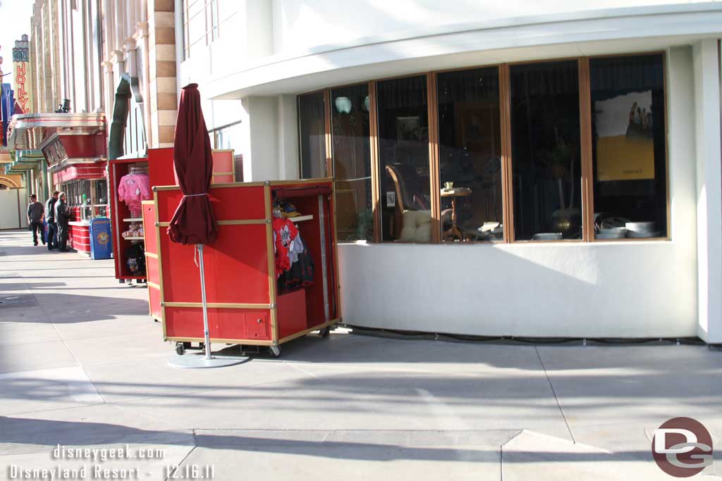 The gift shop has moved from the corner to on the Hollywood Blvd side.  Wonder if this was wind inspired or what?