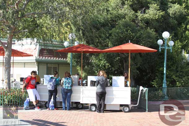 A couple of carts in the Esplanade selling tickets.  The line at the booths was short too as I walked by.