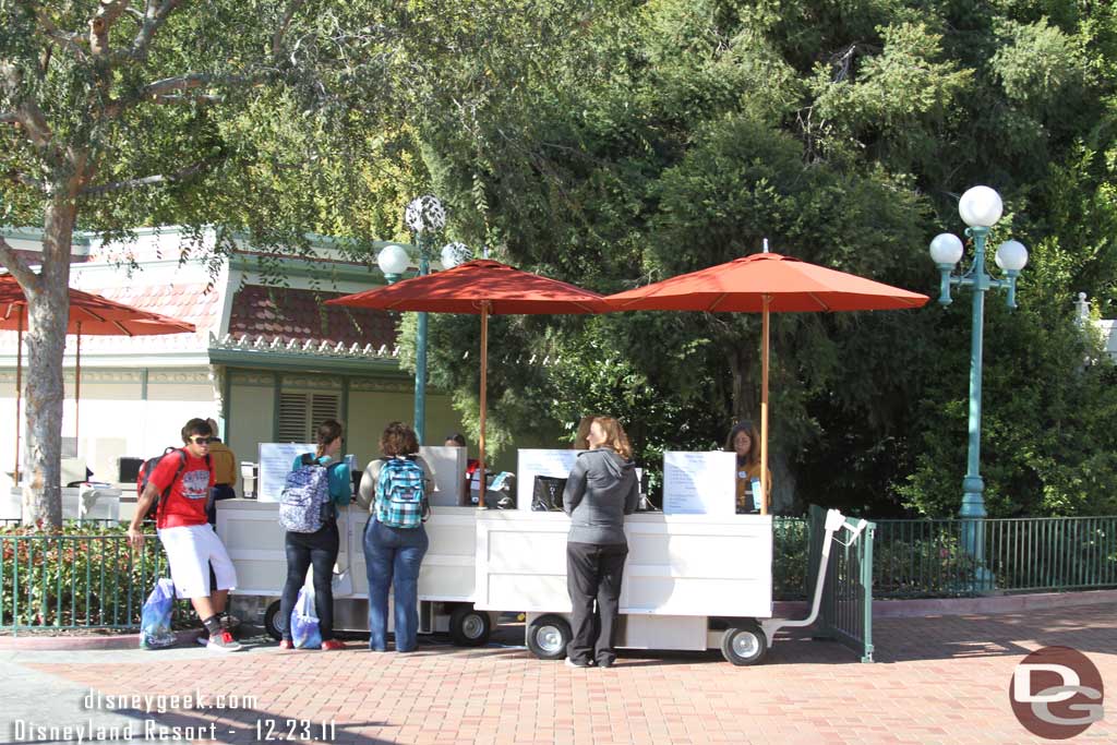 A couple of carts in the Esplanade selling tickets.  The line at the booths was short too as I walked by.