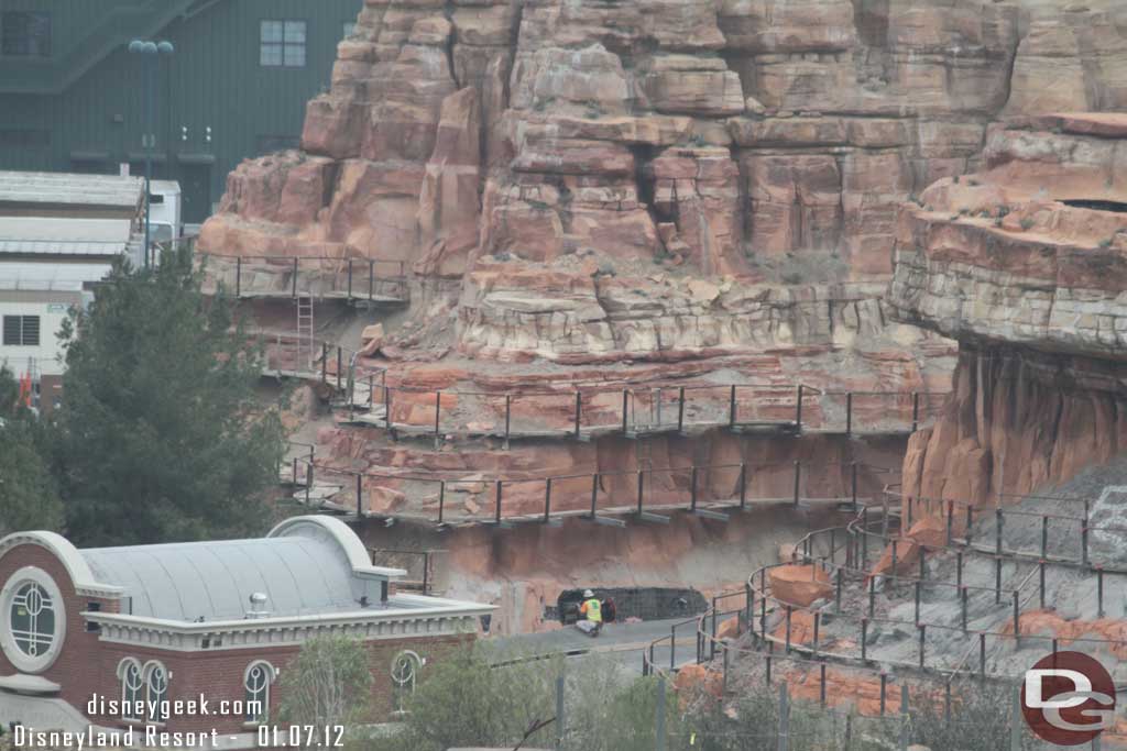 Guess there is no ride testing going on this morning.. a worker on the track working on the rock work.  Also noticed only a few more stories of scaffolding to remove on the far wall.