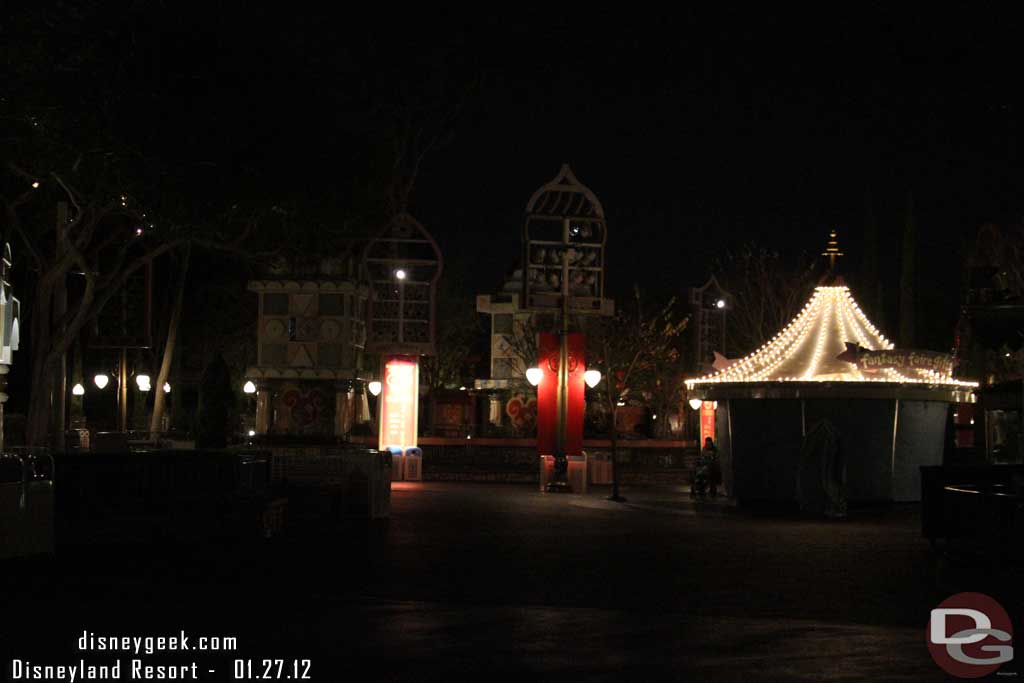 Walked through the Lunar New Year area, the events concluded at 5pm so the area was a ghost town now with Small World closed and Toontown closed for the evening too.