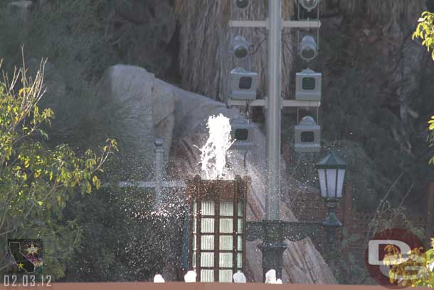 A closer look at the fountain.