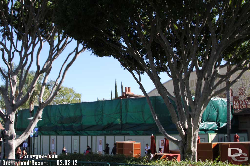 Setting up a mesh around the La Brea Bakery as the remodel/expansion moves along.