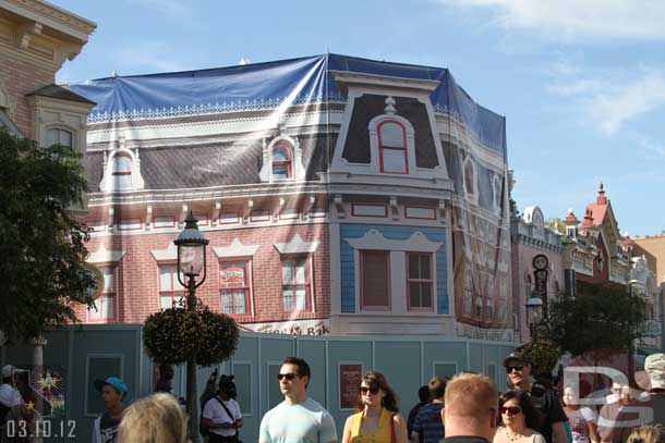 The painted mesh/tarp was up today, so we could not see the progress on the facade.