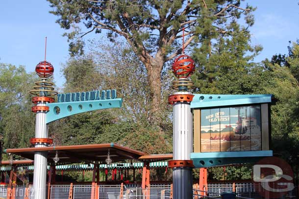 The Tomorrowland Station is open again.  Interesting note as I was walking up I was met by a mob of people.  They emptied the train for some reason.