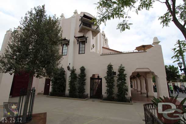 A look around the courtyard between the Carthay and Disney Jr.