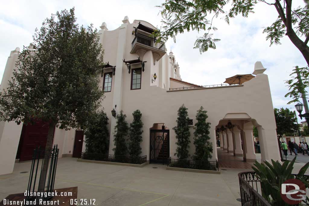 A look around the courtyard between the Carthay and Disney Jr.