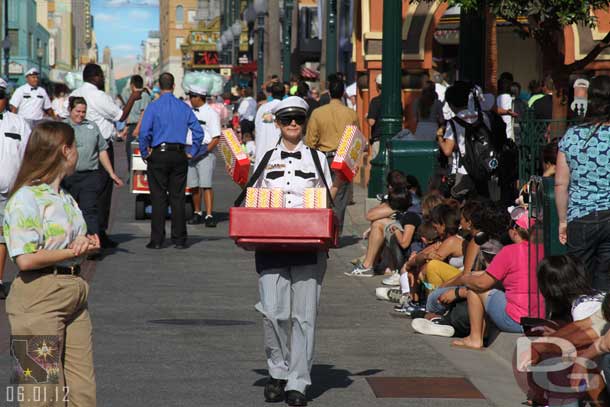 A vendor selling pop corn while you wait for the parade.