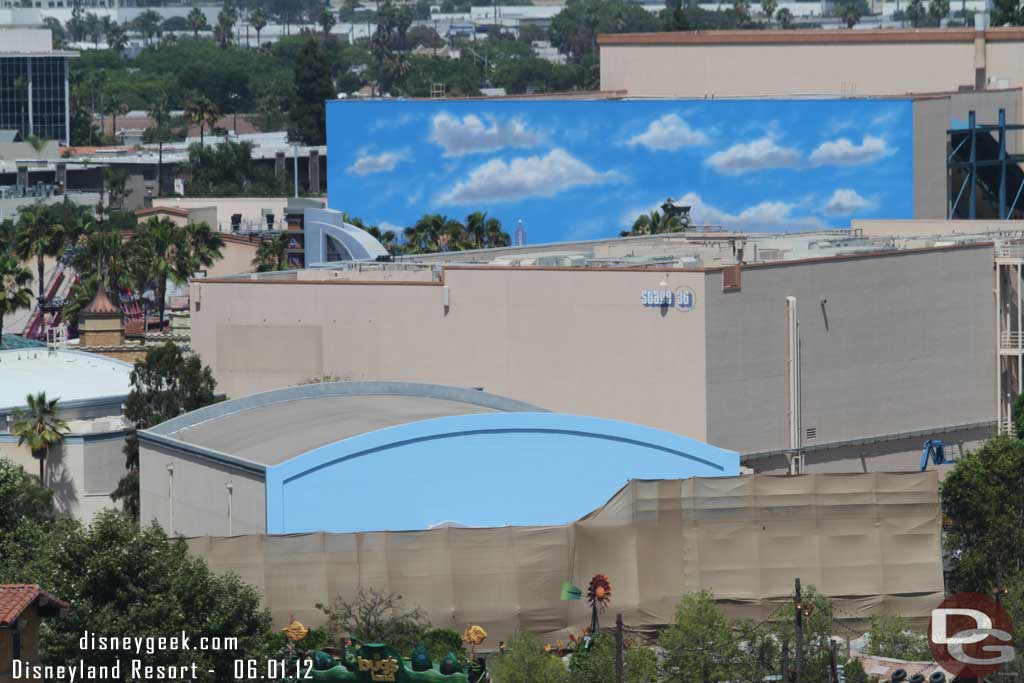 Wonder if it is just going to be a sky scene or blue on the Bugs theater now?