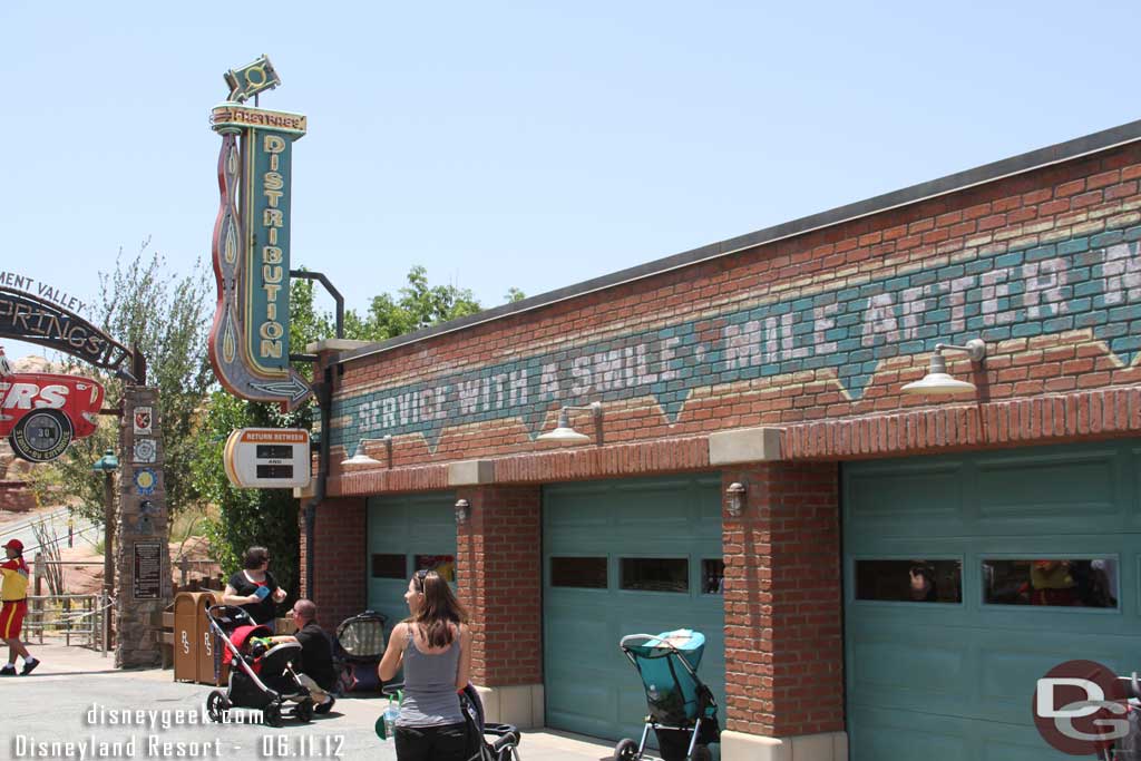 A better view of the fastpass building.