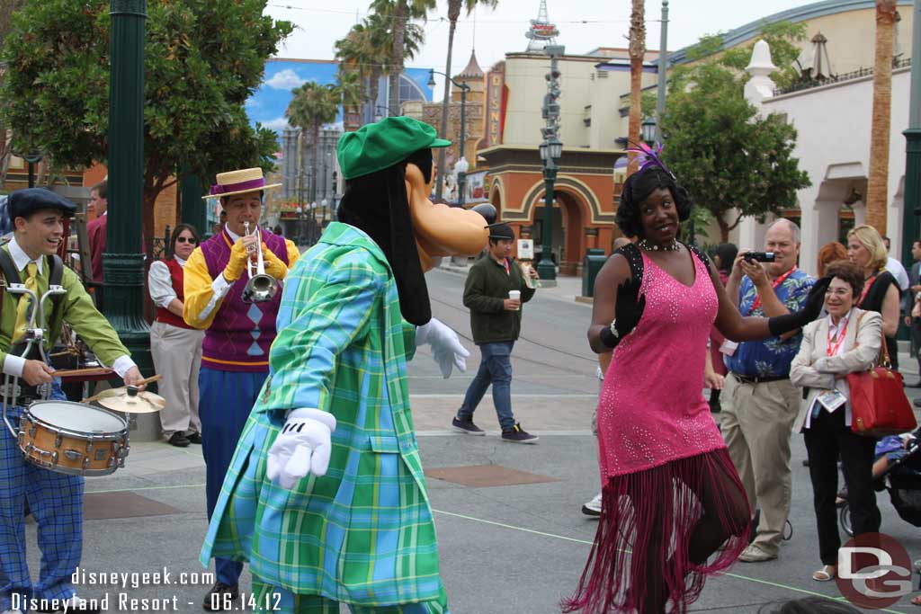 Goofy joins the performance.