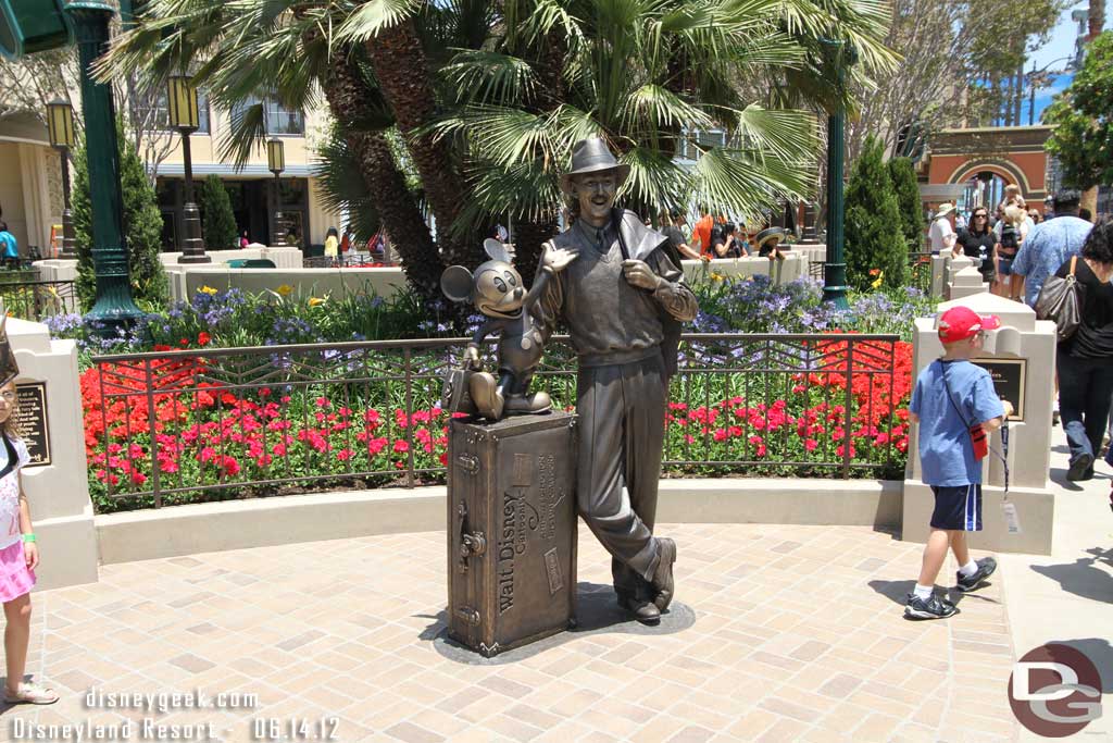 Time to Tour Buena Vista Street now.  Starting in the park area with Storytellers.